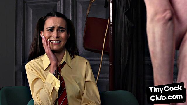 соблазнительная в туфлях наблюдает, как парень дрочит с маленьким членом