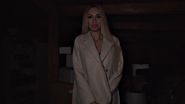 Stunning MILF deepthroating POV