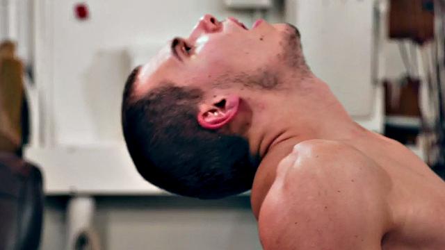 Бисексуалка в сетке между двумя мужиками: ну и жара