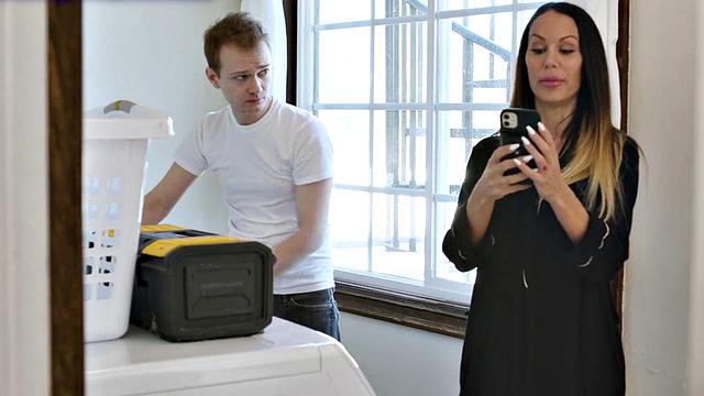 Sexy MILF lady loves fucking hard in tight pussy hole