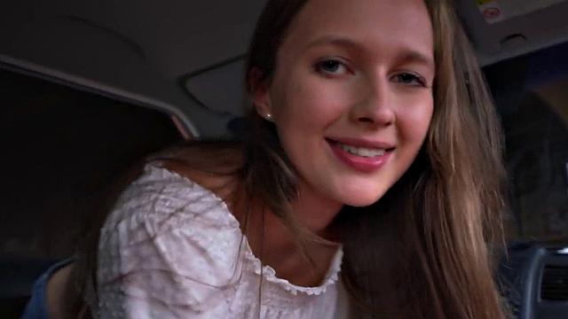 инструкторша по вождению сосёт в машине