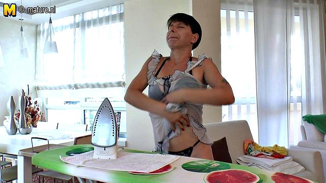 похотливая зрелая жена жарко сосёт во время уборки