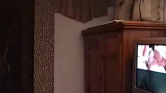 Маршалл с трудом сдерживается, когда мужик берет его в рот и дрочит до конца.