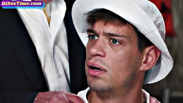 би-троица по очереди трахается с жадной зрелой в костюме