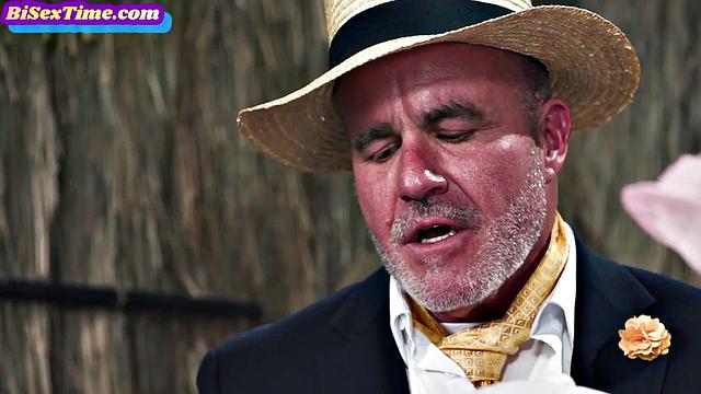 би-троица по очереди трахается с жадной зрелой в костюме