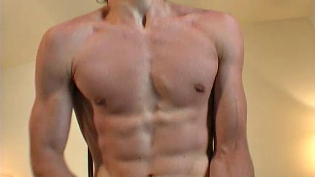 Тонкий парень с большим членом дрочит и заливает все спермой, шутит про свои таланты