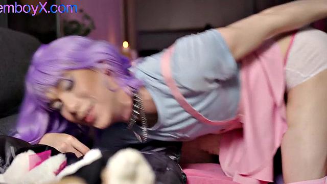 Roseboi примеряет костюм, сразу берется за толстую игрушку