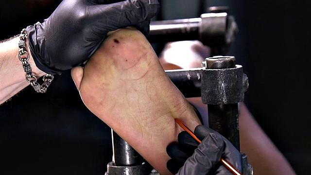 доминирующий мужчина порет ступни чернокожей девушки с завязанными глазами