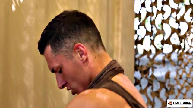 мускулистые солдаты вжаривают по полной в пустыне