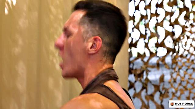 мускулистые солдаты вжаривают по полной в пустыне