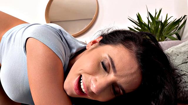 STUCK4K. Playful dude saw that his cute roommate needs help and got off