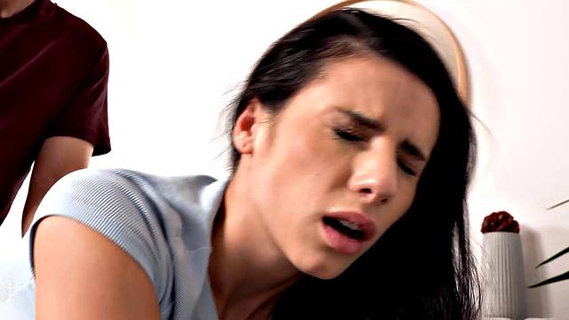 STUCK4K. Playful dude saw that his cute roommate needs help and got off