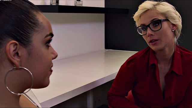 зрелые лесбиянки в чулках лижут друг другу киски