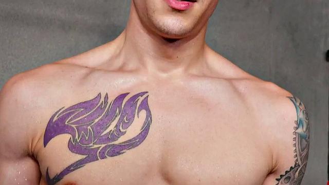 мускулистый качок с тату получает голый трах от парня до горячей кончи