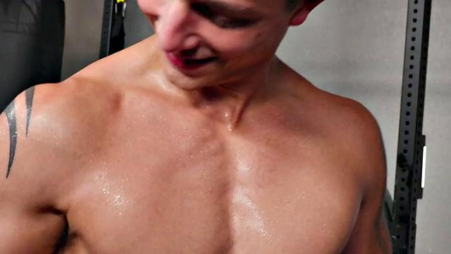 Gym jock with tattooed body barebacked by boyfriend till cumshot