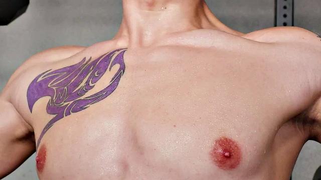 Gym jock with tattooed body barebacked by boyfriend till cumshot