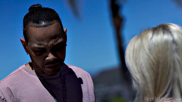 Маленькая блондинка скачет на огромном члене и стонет от кайфа