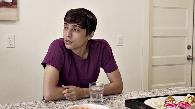 Spying On Swapping Mom And Dad - S5:E10