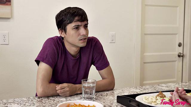 Spying On Swapping Mom And Dad - S5:E10