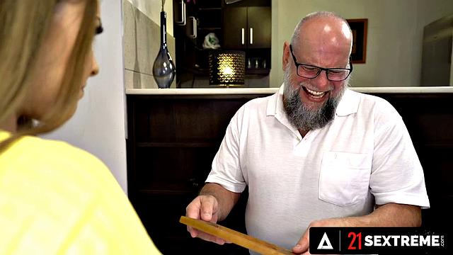 Активная блондинка Akira May сосёт и трахается с Альбертом в разных позах