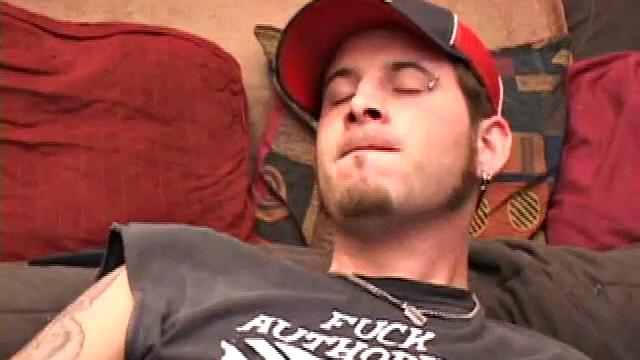 Элайджа страстно дрочит свой член в хардкорной сцене