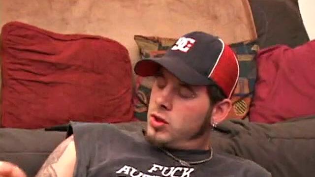 Элайджа страстно дрочит свой член в хардкорной сцене