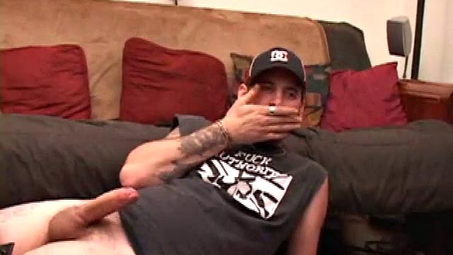 Элайджа страстно дрочит свой член в хардкорной сцене