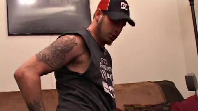 Элайджа страстно дрочит свой член в хардкорной сцене