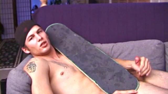 Стивен дрочит в камеру и мощно кончает на любительском видео