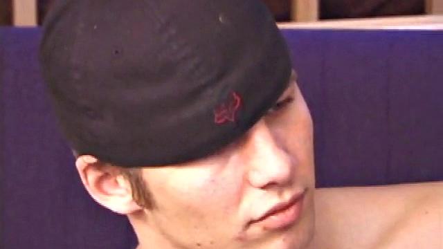 Стивен дрочит в камеру и мощно кончает на любительском видео