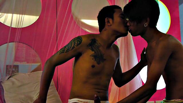 азиатский твинг ссыт во время жёсткого анала