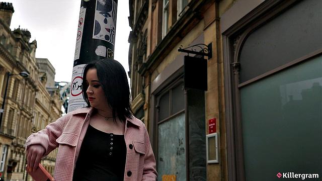 Служанка Лана Хардинг дразнит парня мокрыми трусиками и получает горячий трах от Криса Кобальта.