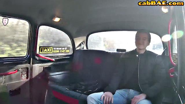 Таксистка-любительница трахается в машине с пассажиром.