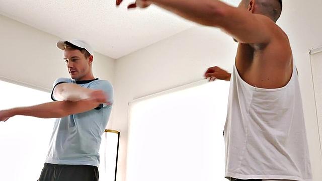 Jock gaydaddy with athletic body barebacked by twink