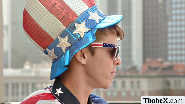 Сейдж Рукс развлекает TS с кудрявыми волосами: сперва горловой, потом трах в стиле без резинки - классика американского порно с иронией!