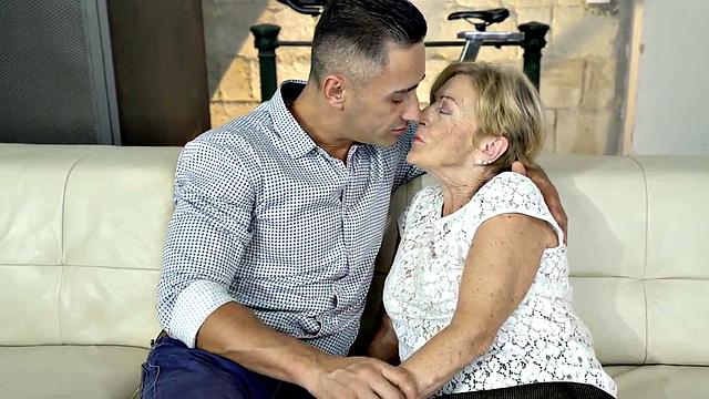 Nympho granny gets pussyfucked after long time waiting