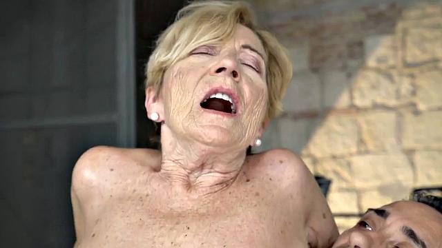 Nympho granny gets pussyfucked after long time waiting