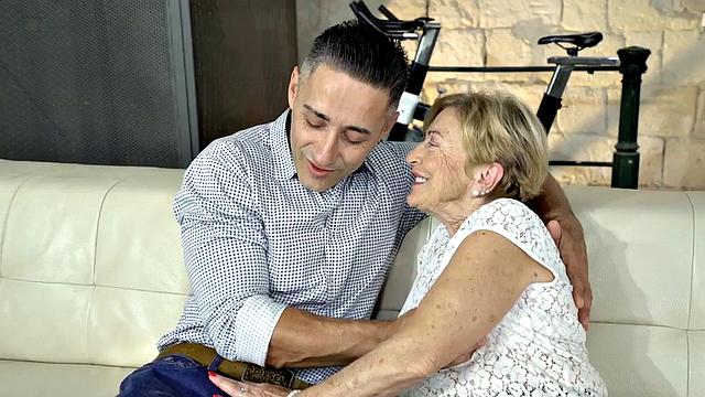 Nympho granny gets pussyfucked after long time waiting