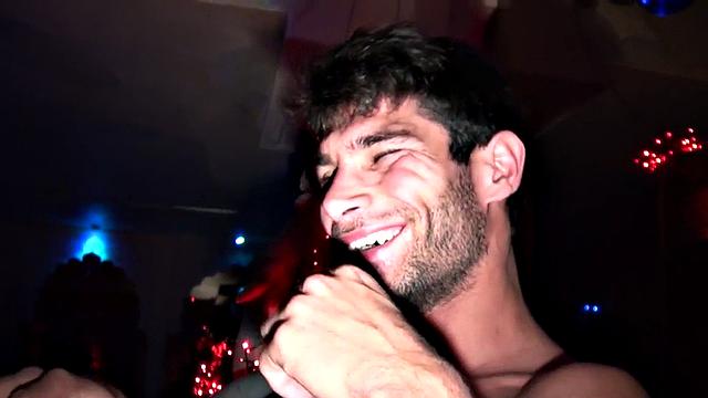 Жаркие парни трахают друг друга в жопу и отсасывают у бассейна