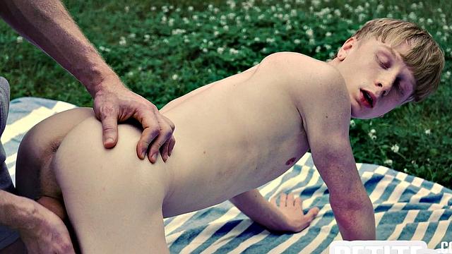 Tiny bottom twink barebacked outdoors by top gaydaddy