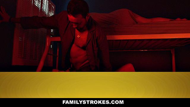 отчим трахает падчерицу, подруга дрочит и смотрит