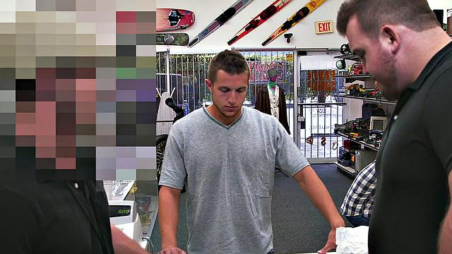 подкачанный парень получает жёстко от босса прямо в офисе