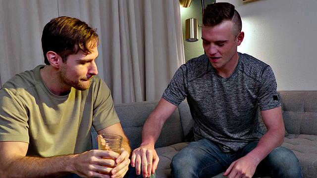 блондин шпилит парня без резинки прямо на диване, диван в шоке