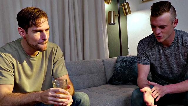 блондин шпилит парня без резинки прямо на диване, диван в шоке