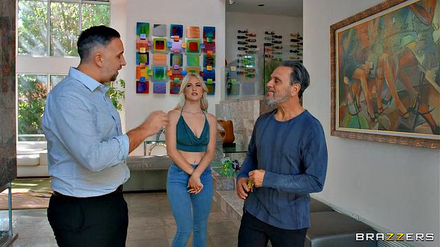 Девка трахается с риэлтором, пока муж выбирает дом.