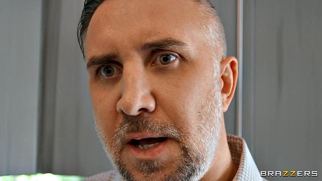 Девка трахается с риэлтором, пока муж выбирает дом.