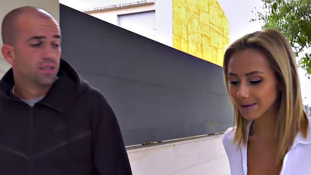 латинка-блондинка на каблуках жарит как надо - прямо на людях и не парится