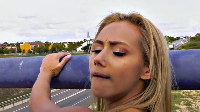 латинка-блондинка на каблуках жарит как надо - прямо на людях и не парится