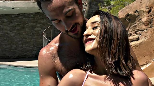 смазанные сиськи под водой: двое парней и дама с чувством юмора