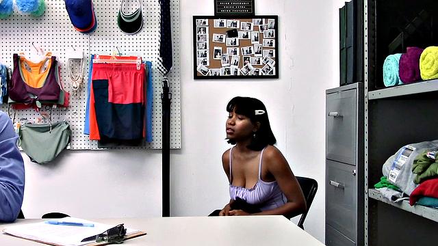 охранник трахается с брюнеткой в офисе и кончает внутрь